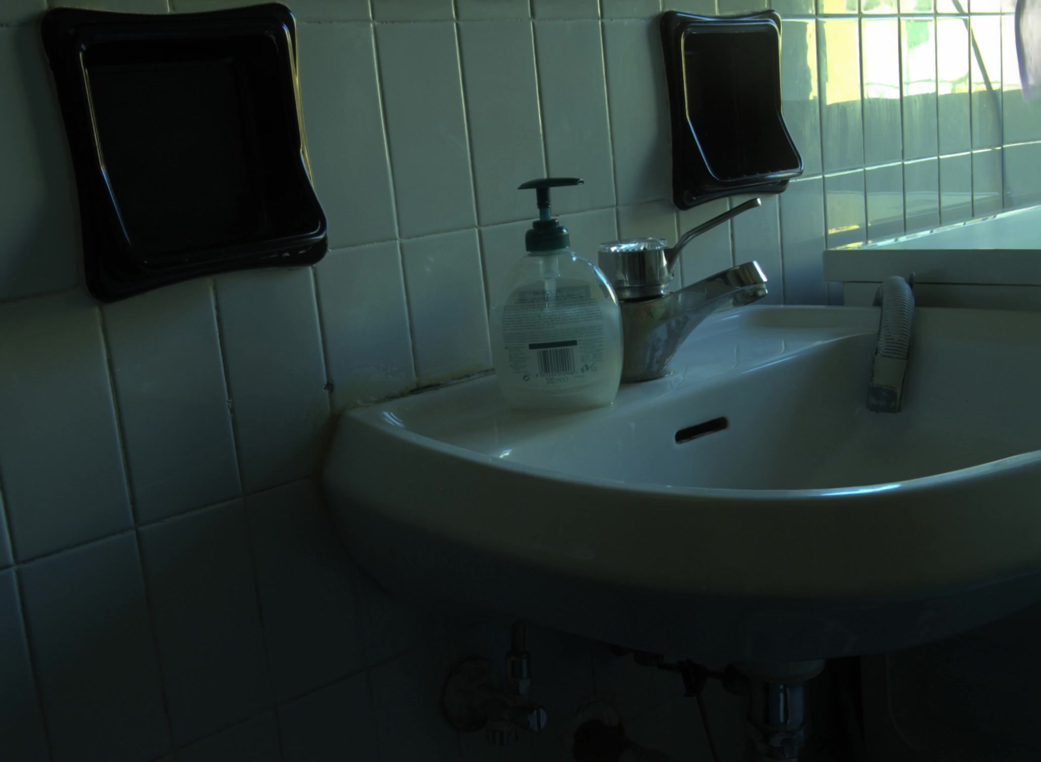 train+balanced+Bathroom+camera_00+im0.png_00000_0000-0001